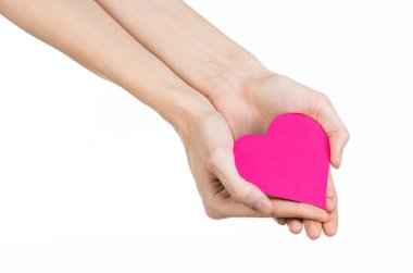 Sevgililer günü ve aşk şarkısı: Studio beyaz bir arka plan üzerinde izole bir pembe kalp tutan el