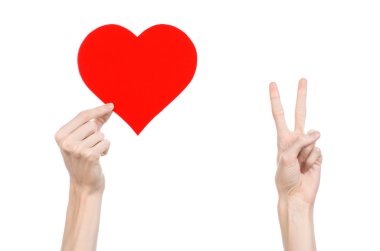 Sevgililer günü ve aşk şarkısı: Studio beyaz bir arka plan üzerinde izole kırmızı bir kalp tutan el