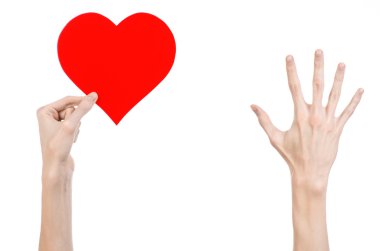 Sevgililer günü ve aşk şarkısı: Studio beyaz bir arka plan üzerinde izole kırmızı bir kalp tutan el