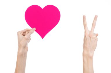 Sevgililer günü ve aşk şarkısı: Studio beyaz bir arka plan üzerinde izole bir pembe kalp tutan el