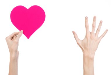 Sevgililer günü ve aşk şarkısı: Studio beyaz bir arka plan üzerinde izole bir pembe kalp tutan el