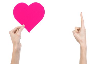 Sevgililer günü ve aşk şarkısı: Studio beyaz bir arka plan üzerinde izole bir pembe kalp tutan el