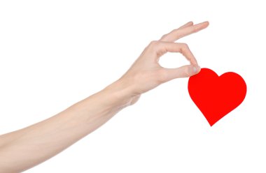 Sevgililer günü ve aşk şarkısı: Studio beyaz bir arka plan üzerinde izole kırmızı bir kalp tutan el