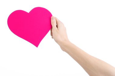 Sevgililer günü ve aşk şarkısı: Studio beyaz bir arka plan üzerinde izole bir pembe kalp tutan el