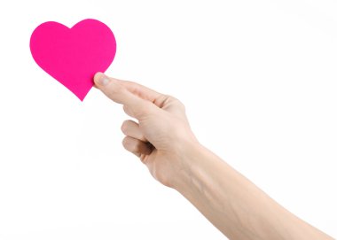 Sevgililer günü ve aşk şarkısı: Studio beyaz bir arka plan üzerinde izole bir pembe kalp tutan el