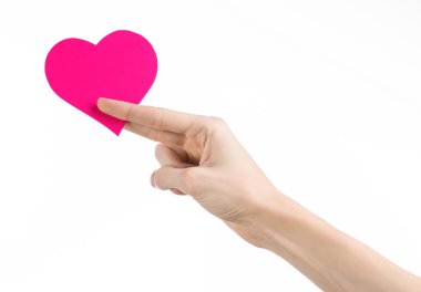 Sevgililer günü ve aşk şarkısı: Studio beyaz bir arka plan üzerinde izole bir pembe kalp tutan el