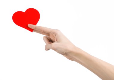 Sevgililer günü ve aşk şarkısı: Studio beyaz bir arka plan üzerinde izole kırmızı bir kalp tutan el