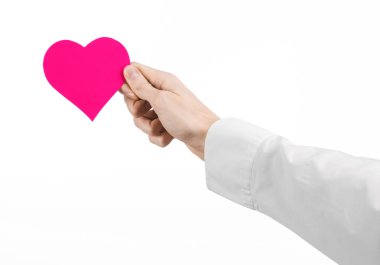 Kalp hastalığı ve sağlık Konu: beyaz bir gömlek beyaz bir arka planda Studio izole bir pembe kalp şeklinde bir kart tutan el doktor