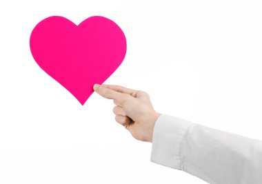 Kalp hastalığı ve sağlık Konu: beyaz bir gömlek beyaz bir arka planda Studio izole bir pembe kalp şeklinde bir kart tutan el doktor