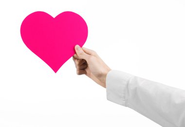 Kalp hastalığı ve sağlık Konu: beyaz bir gömlek beyaz bir arka planda Studio izole bir pembe kalp şeklinde bir kart tutan el doktor