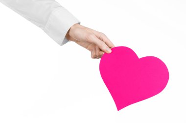 Kalp hastalığı ve sağlık Konu: beyaz bir gömlek beyaz bir arka planda Studio izole bir pembe kalp şeklinde bir kart tutan el doktor