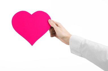 Kalp hastalığı ve sağlık Konu: beyaz bir gömlek beyaz bir arka planda Studio izole bir pembe kalp şeklinde bir kart tutan el doktor