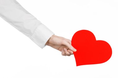 Kalp hastalığı ve sağlık Konu: beyaz bir gömlek beyaz bir arka planda Studio izole kırmızı bir kalp şeklinde bir kart tutan el doktor