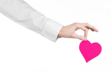 Kalp hastalığı ve sağlık Konu: beyaz bir gömlek beyaz bir arka planda Studio izole bir pembe kalp şeklinde bir kart tutan el doktor