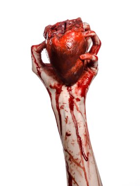 Kan ve Halloween Tema: kanlı kadar kötü bir elle insan kalbi Studio beyaz arka plan üzerinde izole kanama yırtık tutun