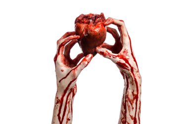 Kan ve Halloween Tema: kanlı kadar kötü bir elle insan kalbi Studio beyaz arka plan üzerinde izole kanama yırtık tutun