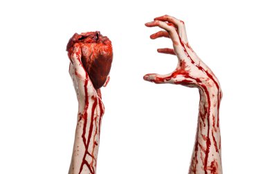 Kan ve Halloween Tema: kanlı kadar kötü bir elle insan kalbi Studio beyaz arka plan üzerinde izole kanama yırtık tutun
