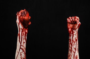 Kan ve Halloween Tema: kanlı kadar kötü bir elle insan kalbi Studio siyah arka plan üzerine izole kanama yırtık tutun