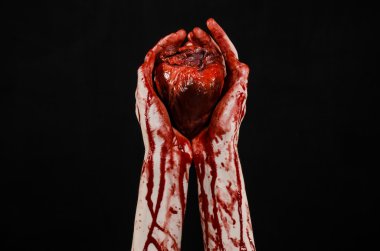 Kan ve Halloween Tema: kanlı kadar kötü bir elle insan kalbi Studio siyah arka plan üzerine izole kanama yırtık tutun