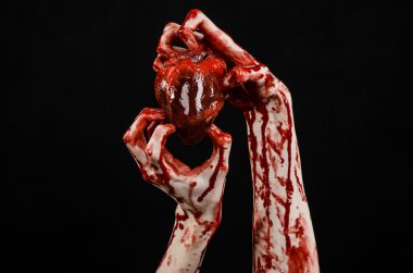 Kan ve Halloween Tema: kanlı kadar kötü bir elle insan kalbi Studio siyah arka plan üzerine izole kanama yırtık tutun