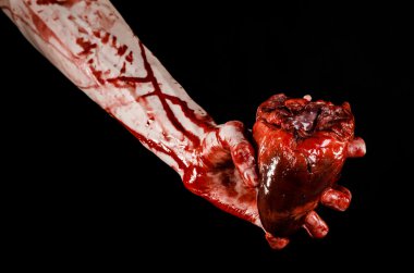 Kan ve Halloween Tema: kanlı kadar kötü bir elle insan kalbi Studio siyah arka plan üzerine izole kanama yırtık tutun