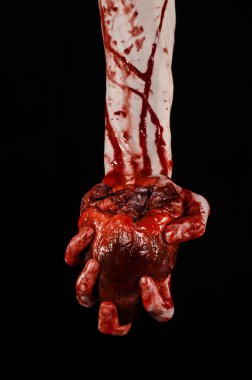 Kan ve Halloween Tema: kanlı kadar kötü bir elle insan kalbi Studio siyah arka plan üzerine izole kanama yırtık tutun