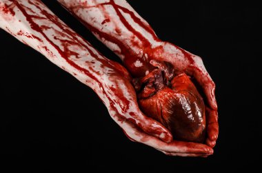 Kan ve Halloween Tema: kanlı kadar kötü bir elle insan kalbi Studio siyah arka plan üzerine izole kanama yırtık tutun
