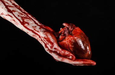 Kan ve Halloween Tema: kanlı kadar kötü bir elle insan kalbi Studio siyah arka plan üzerine izole kanama yırtık tutun