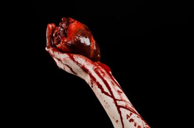 Kan ve Halloween Tema: kanlı kadar kötü bir elle insan kalbi Studio siyah arka plan üzerine izole kanama yırtık tutun