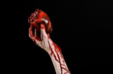 Kan ve Halloween Tema: kanlı kadar kötü bir elle insan kalbi Studio siyah arka plan üzerine izole kanama yırtık tutun