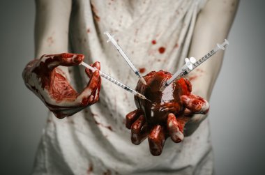 Sosyal reklam ve uyuşturucu bağımlılığı ile mücadele: kanlı eller bağımlısı holding şırınga ve kanlı insan kalbi