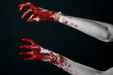 Beyaz eldiven, bir neşter, bir çivi, siyah arka plan, zombi, iblis, manyak kanlı eller