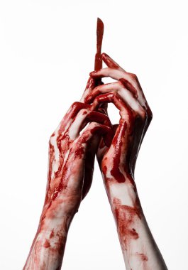 Kanlı el ile bir neşter, bir çivi, beyaz arka plan, zombi, iblis, manyak