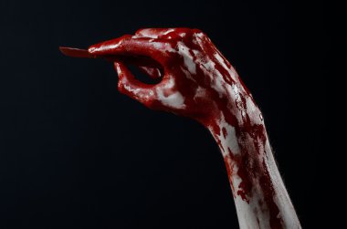 Kanlı el ile bir neşter, bir çivi, siyah arka plan, zombi, iblis, manyak