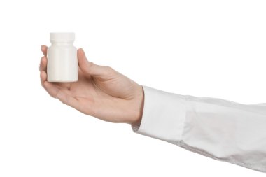 Tıbbi Tema: hap beyaz bir arka plan üzerinde beyaz bir boş kavanoz tutan doktor el