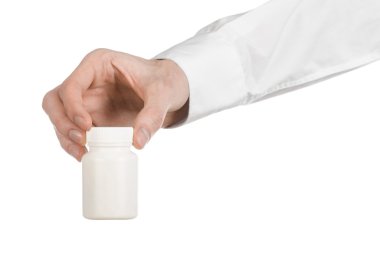 Tıbbi Tema: hap beyaz bir arka plan üzerinde beyaz bir boş kavanoz tutan doktor el