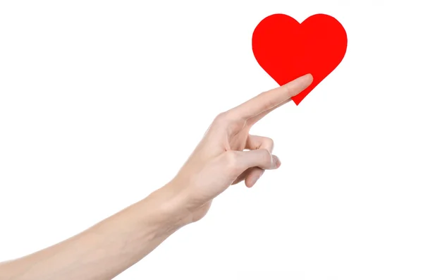 Tema Día de San Valentín y amor: la mano sosteniendo un corazón rojo aislado sobre un fondo blanco en el estudio — Foto de Stock