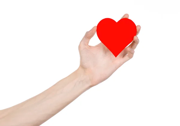 Tema Día de San Valentín y amor: la mano sosteniendo un corazón rojo aislado sobre un fondo blanco en el estudio — Foto de Stock