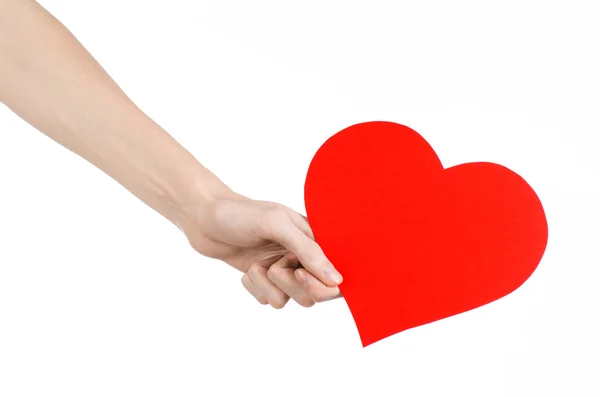 Tema Día de San Valentín y amor: la mano sosteniendo un corazón rojo aislado sobre un fondo blanco en el estudio — Foto de Stock