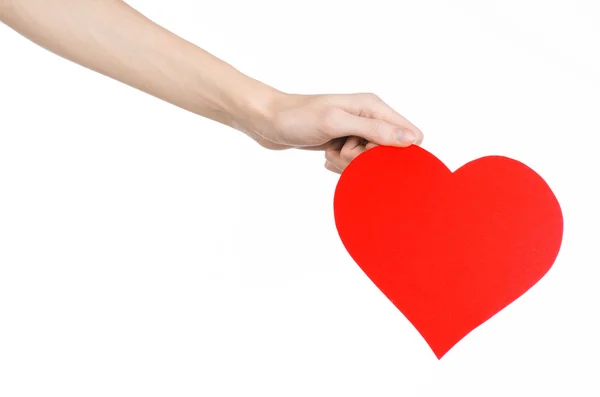 Sevgililer günü ve aşk şarkısı: Studio beyaz bir arka plan üzerinde izole kırmızı bir kalp tutan el — Stok fotoğraf