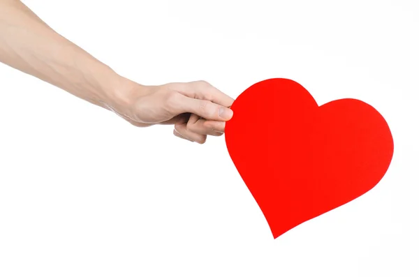 Tema Día de San Valentín y amor: la mano sosteniendo un corazón rojo aislado sobre un fondo blanco en el estudio —  Fotos de Stock