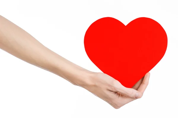 Tema Día de San Valentín y amor: la mano sosteniendo un corazón rojo aislado sobre un fondo blanco en el estudio — Foto de Stock