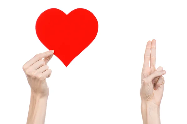 Tema Día de San Valentín y amor: la mano sosteniendo un corazón rojo aislado sobre un fondo blanco en el estudio — Foto de Stock