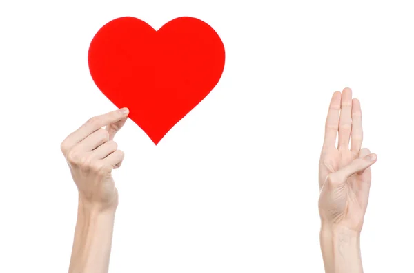 Tema Día de San Valentín y amor: la mano sosteniendo un corazón rojo aislado sobre un fondo blanco en el estudio — Foto de Stock