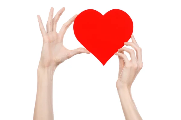 Tema Día de San Valentín y amor: la mano sosteniendo un corazón rojo aislado sobre un fondo blanco en el estudio — Foto de Stock