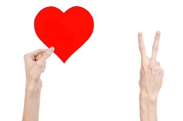 Saint Valentin et thème d'amour : main tenant un cœur rouge isolé sur fond blanc en studio — Photo