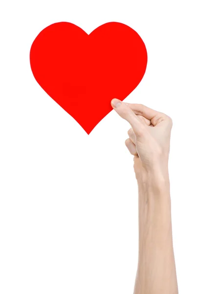バレンタインデーと愛のテーマ: studio で白い背景で隔離赤いハートを持っている手 — ストック写真