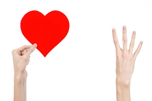 Tema Día de San Valentín y amor: la mano sosteniendo un corazón rojo aislado sobre un fondo blanco en el estudio —  Fotos de Stock