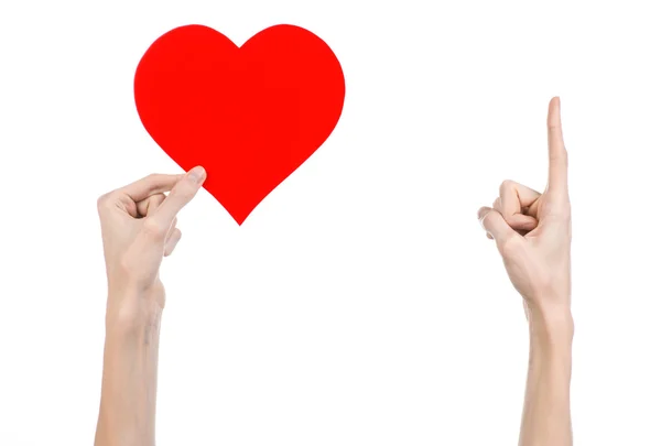 Dia dos Namorados e tema do amor: mão segurando um coração vermelho isolado em um fundo branco no estúdio — Fotografia de Stock