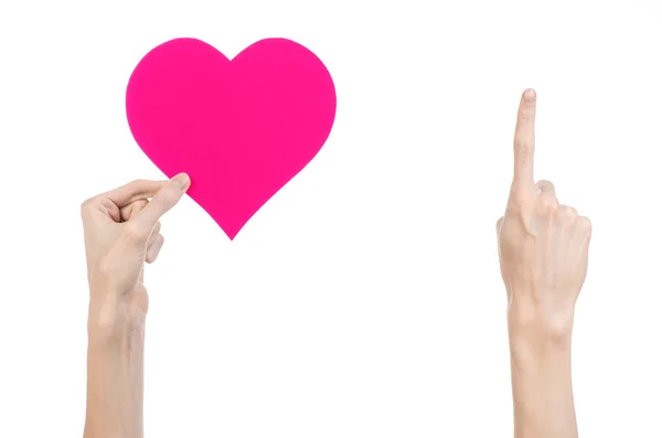 Tema Día de San Valentín y amor: la mano sosteniendo un corazón rosa aislado sobre un fondo blanco en el estudio —  Fotos de Stock